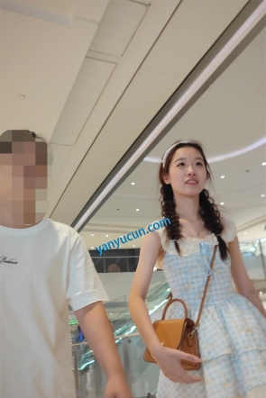 XM511蓝白格子连衣裙清纯美女和妈妈打卡拍照，白色内内