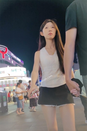 XM576黑色超短裙小姐姐和男朋友逛街，白色内内