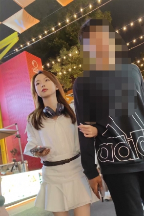 XM591白色连衣裙小姐姐和男朋友逛街，白色内内