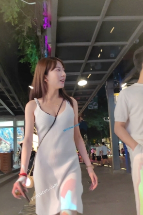 XM532白色连衣裙美女和男朋友逛街，裙子隐隐能看到丁字裤痕迹