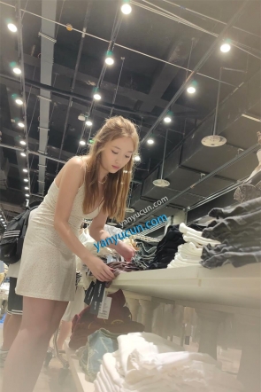 XM547白色印花连衣裙极品店员撅着屁股整理衣服，灰色内内