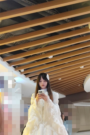 XM638白色洛丽塔白丝小姐姐和男朋友逛街，白色内内