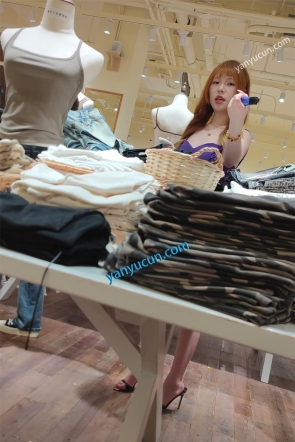XM510紫色性感包臀裙美女和男朋友逛街买衣服，白色内