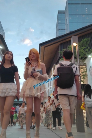 XM551粉色洛丽塔极品美女和闺蜜逛街，绿色内内