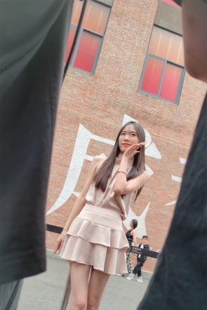 XM573粉色短裙小姐姐和男朋友打卡拍照，前后抄底白色内
