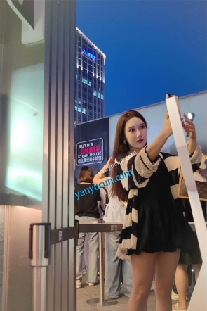 XM538黑色连衣裙美女和老公出来旅游打卡拍照，白色内内
